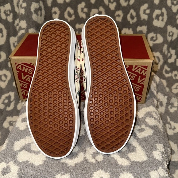 Vans Classic Slip-On Sneakers in Ditsy Floral Classic White/True White New 😍 - Picture 13 of 17